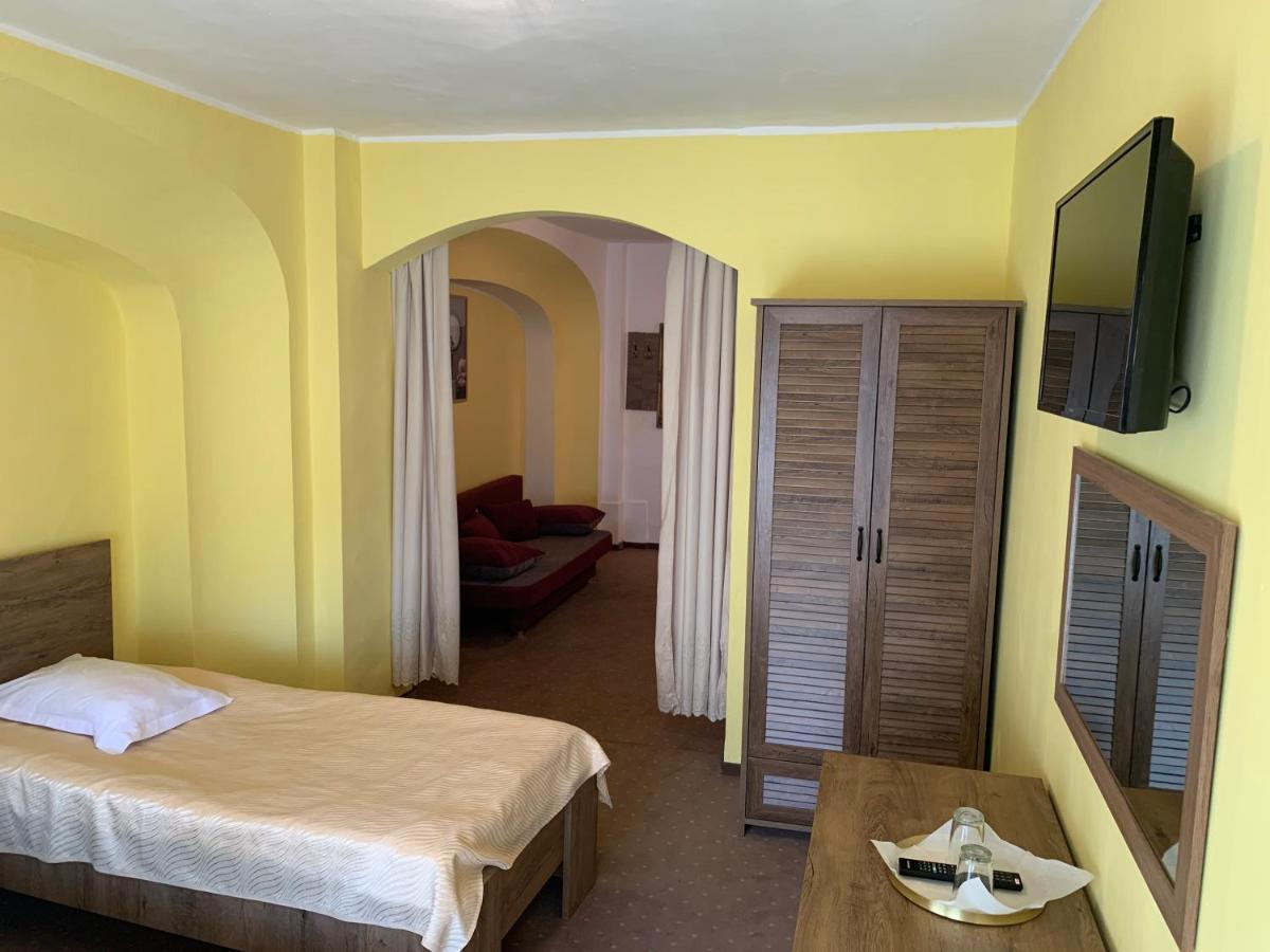 Hotel Rares Botoșani Bagian luar foto