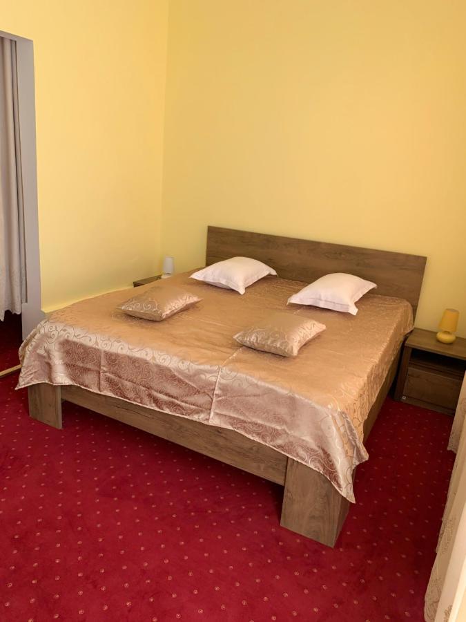 Hotel Rares Botoșani Bagian luar foto